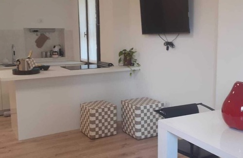 Valganna Apartment | Magda's Corner-directly on the lake-private beach is private parking