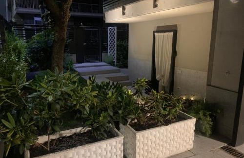 Rozzano Apartment | Papero rosso