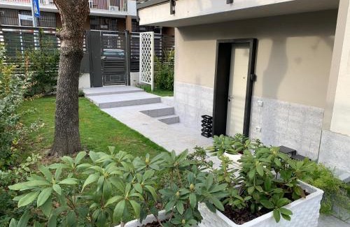 Rozzano Apartment | Papero rosso
