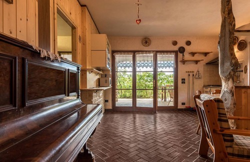 Liano-Formaga House | Vacation Home Casa Vacanze Valerio with Mountain View, Wi-Fi, Terrace & Garden