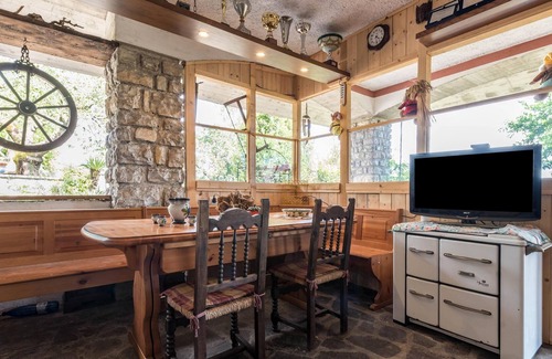 Liano-Formaga House | Vacation Home Casa Vacanze Valerio with Mountain View, Wi-Fi, Terrace & Garden