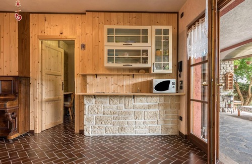 Liano-Formaga House | Vacation Home Casa Vacanze Valerio with Mountain View, Wi-Fi, Terrace & Garden