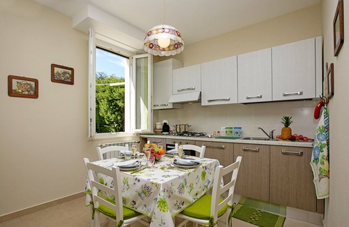 Desenzano del Garda Apartment | Villa Mimosa - Appartamento 2, Desenzano Del Garda, Italy