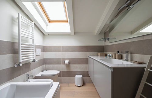 Monza House | Volta 40 - B - One Bedroom Guest House, Sleeps 4