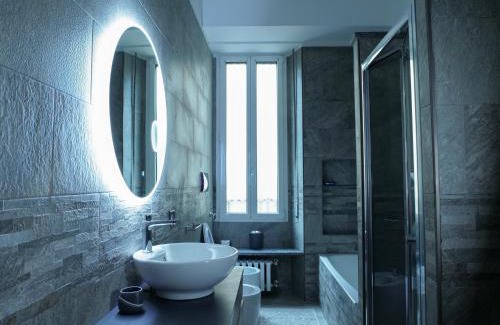 Porta Romana Apartment | Wonderful downtown apartment-HD NETFLIX, KING-SIZE BED, two minutes' walk from metro