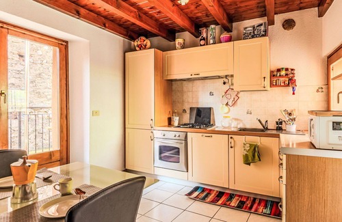 Carlazzo House | Wonderful private villa for 4 guests with WIFI, TV, balcony and pets allowed