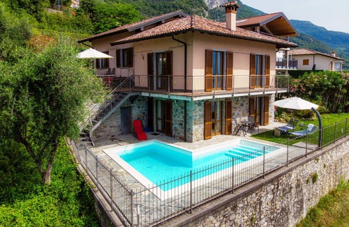 Azzano Villa | 206 m² Villa ∙ 3 bedrooms ∙ 6 guests