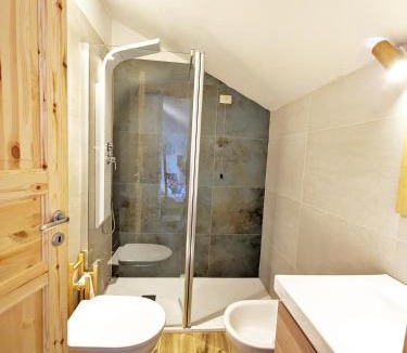 Branzi House | ALLA CASCATA in centro Branzi self check-in parcheggio gratuito coperto