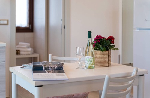 Monzambano Apartment | Ancient Coat of Arms Meneghella Court - Jasmine