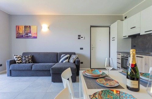 Calozzo Apartment | Anna's Lodge holiday flat with pool on Lake Como