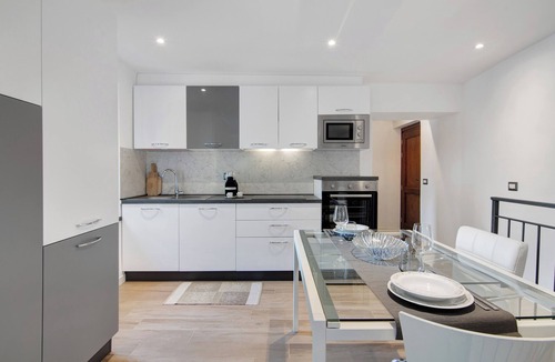 Oria Apartment | Apartment 'Fogazzaro Lake View' with Lake View, Wi-Fi and Air Conditioning