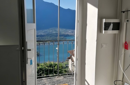 Burano Apartment | Apartment '1' with Lake View, Shared Pool and Wi-Fi