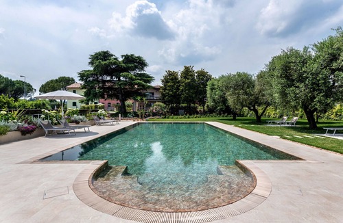 Soiano del Lago Apartment | Apartment 'Abaye I Champagne - Charm' with Shared Pool, Wi-Fi and Air Conditioning
