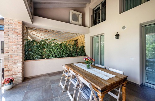 Soiano del Lago Apartment | Apartment 'Abaye 6 Cabernet - Charm' with Shared Pool, Wi-Fi and Air Conditioning