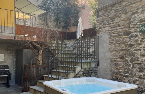 Vassena Apartment | Apartment 'Al Molo 5 Suites - Jacuzzi' with Sea View, Wi-Fi and Air Conditioning