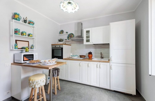 Brebbia Apartment | Apartment 'Al Vecchio Pozzo' with Private Terrace, Wi-Fi and Air Conditioning