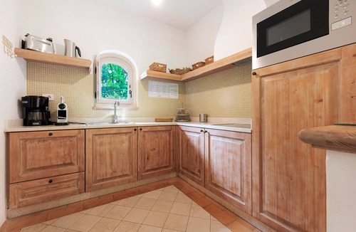 Puegnago del Garda Apartment | Apartment 'Ametista' with Shared Pool, Wi-Fi and Air Conditioning