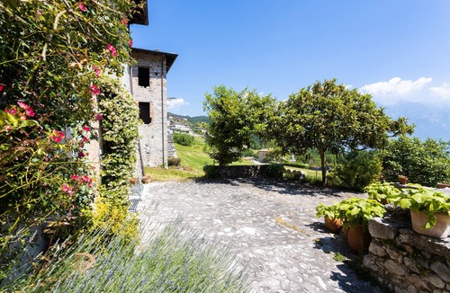 Vesio Apartment | Apartment 'Appartamento Ginevra' with Shared Garden, Balcony and Wi-Fi