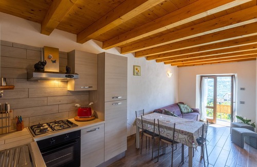 Vesio Apartment | Apartment 'Artù' with Shared Garden, Balcony and Wi-Fi