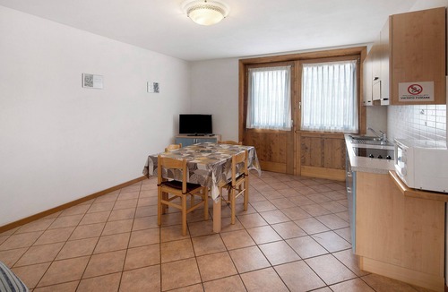 Trepalle Apartment | Apartment "Bait Del Pont 54" with Mountain View, Wi-Fi, Balcony & Garden