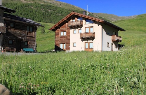 Trepalle Apartment | Apartment "Bait del Pont 56" with Mountain View, Wi-Fi, Balcony & Garden