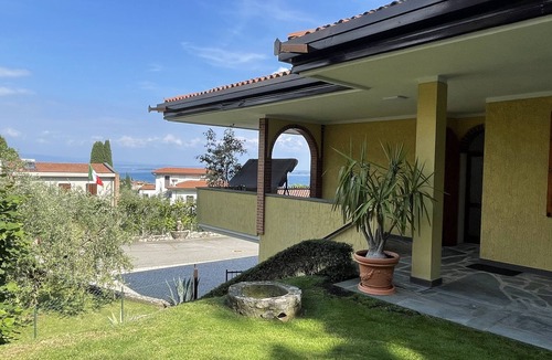 Monte Apartment | Apartment 'Casa Emiliano' with Lake View, Wi-Fi and Air Conditioning