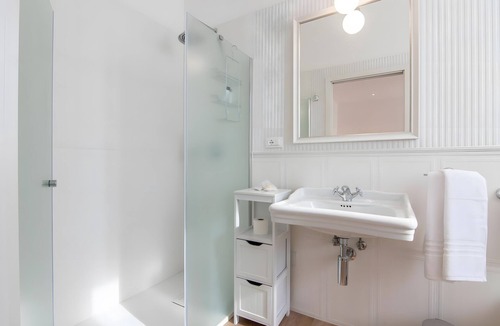 Domaso Bed & Breakfast | Apartment 'Camera Matrimoniale Vista Giardino' with Mountain View, Pool and Wi-Fi
