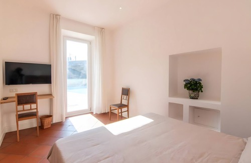 Domaso Bed & Breakfast | Apartment 'Camera Matrimoniale Vista Giardino' with Mountain View, Pool and Wi-Fi
