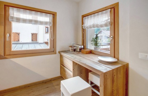 Isolaccia Apartment | Apartment "Casa Al Rin Ski Bike and Wellness" with Balcony & Wi-Fi