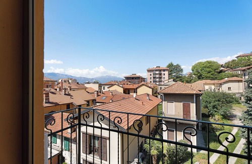 Laveno Apartment | Apartment 'Casa Centro Laveno Mombello' with Wi-Fi