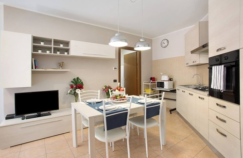 Nova Milanese Apartment | Apartment 'Casa Rosada Monza Autodromo' with Balcony, Wi-Fi and Air Conditioning