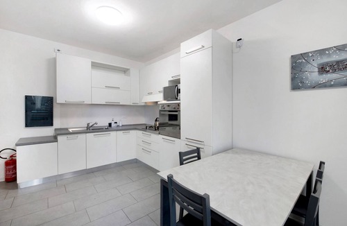 Albate Apartment | Apartment 'Easy Como Stay Con Parcheggio' with Shared Terrace, Wi-Fi and Air Conditioning