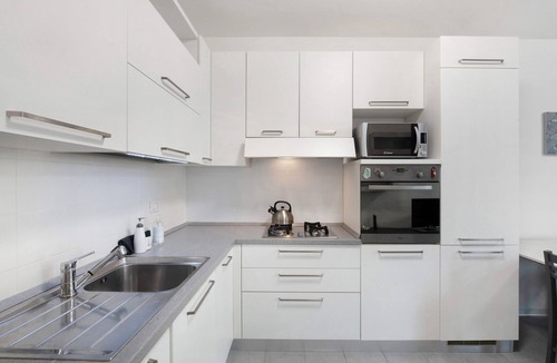 Albate Apartment | Apartment 'Easy Como Stay Con Parcheggio' with Shared Terrace, Wi-Fi and Air Conditioning
