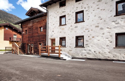 Livigno Apartment | Apartment 'Elisabetta n2' with Mountain View & Wi-Fi