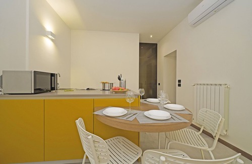 Gargnano Apartment | Apartment 'Gemhouse Ambra Garda Lake' 50 m from the lake, wi-fi and air conditioning