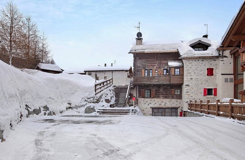 Livigno Apartment | Apartment 'Gemma' with Mountain View, Shared Garden and Wi-Fi