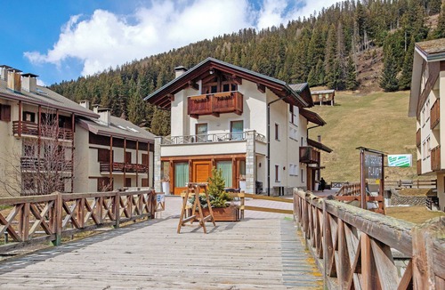 Santa Caterina Valfurva Apartment | Apartment 'Genziana' with Mountain View, Private Terrace and Wi-Fi