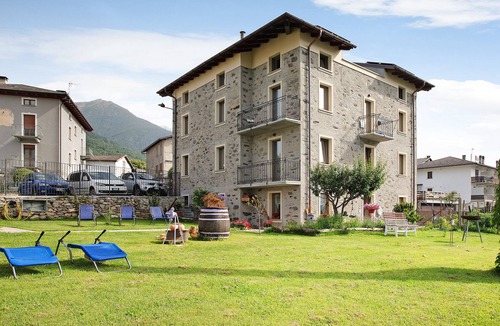 Somasassa Apartment | Apartment 'Il Posto Al Sole Caronella' with Mountain View, Shared Garden and Wi-Fi