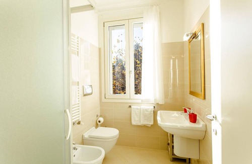 Portese Apartment | Apartment 'Gran Fausto Bilo' with Lake View, Wi-Fi and Air Conditioning