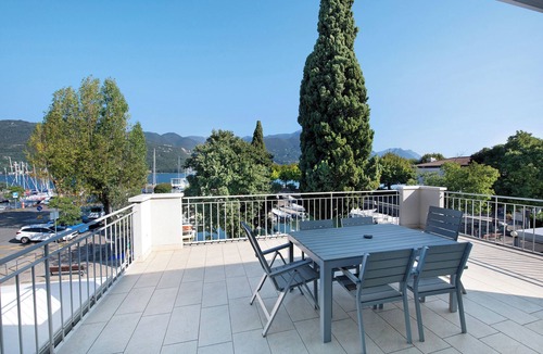 Portese Apartment | Apartment 'Gran Fausto Trilo' with Lake View, Wi-Fi and Air Conditioning