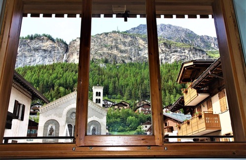 Isolaccia Apartment | Apartment 'A Due Passi Valdidentro' near Ski Lifts with Mountain View & Wi-Fi