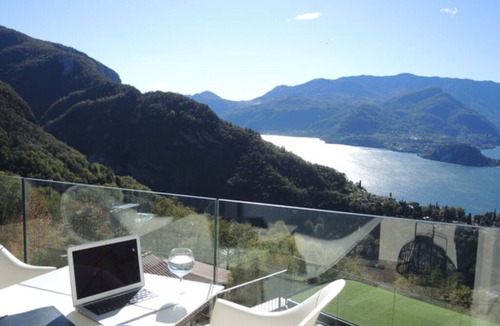 Perledo Apartment | Apartment 'Italian Heaven' with Lake View, Wi-Fi and Air Conditioning