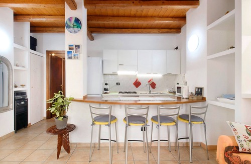 Monguzzo Apartment | Apartment 'La Casa Del Barba' with Wi-Fi