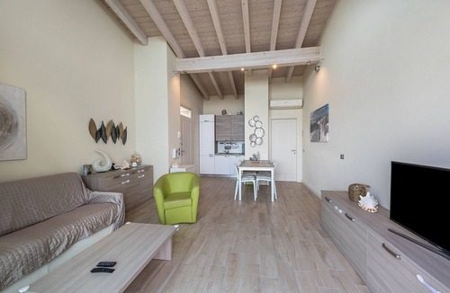 Pulciano Apartment | Apartment "Little Paradise Lake Garda" with Shared Pool & Wi-Fi