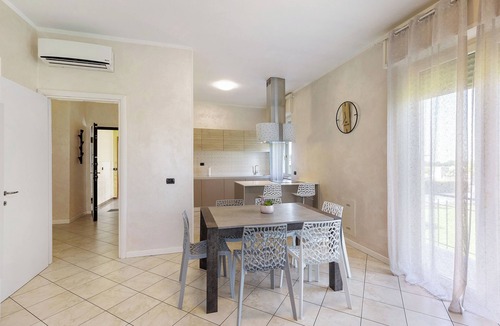 Lonato del Garda Apartment | Apartment 'Lm House - Trilocale Acanthus' with Shared Terrace, Wi-Fi and Air Conditioning