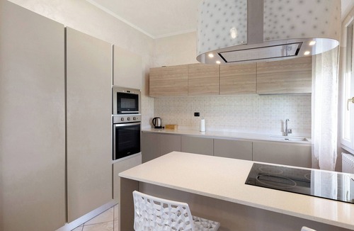 Lonato del Garda Apartment | Apartment 'Lm House - Trilocale Acanthus' with Shared Terrace, Wi-Fi and Air Conditioning