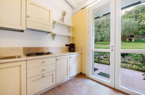 Soiano del Lago Apartment | Apartment 'Luppolo' with Lake View, Wi-Fi and Air Conditioning