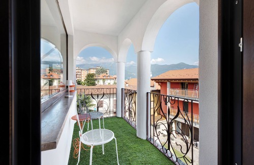 Germignaga Apartment | Apartment 'Mansarda Vialba' in Holiday Home with Lake View and Balconies