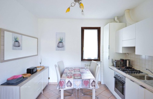 Castello Apartment | Apartment near Lake with Mountain Views
