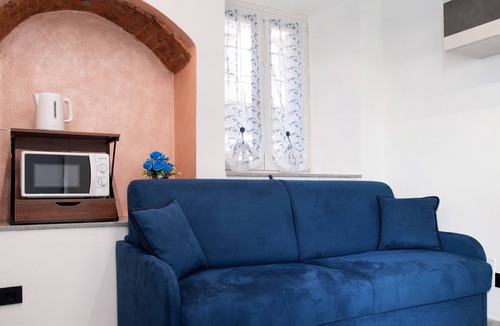 Bisuschio Apartment | Apartment 'Nido Cicogna' with Wi-Fi